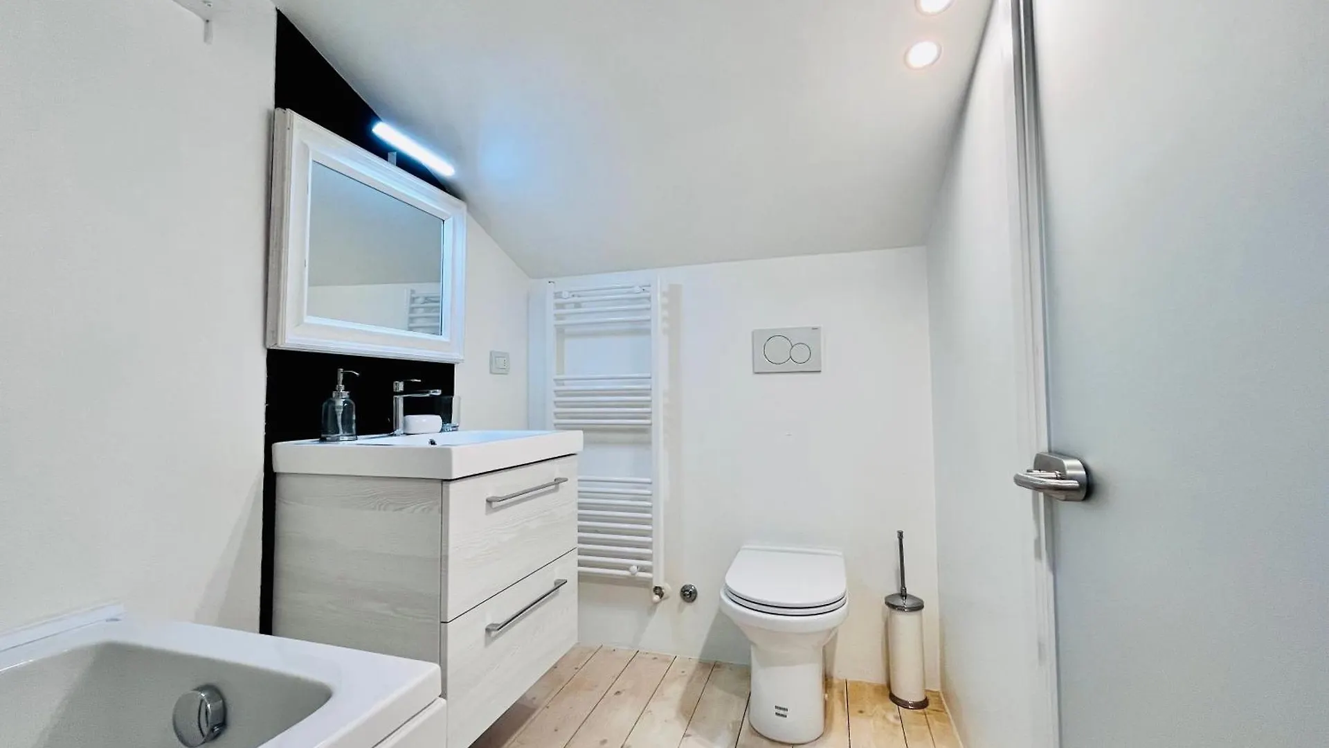 Riverside Loft Navigli - Spacious Two-Bedroom Apartment Milaan