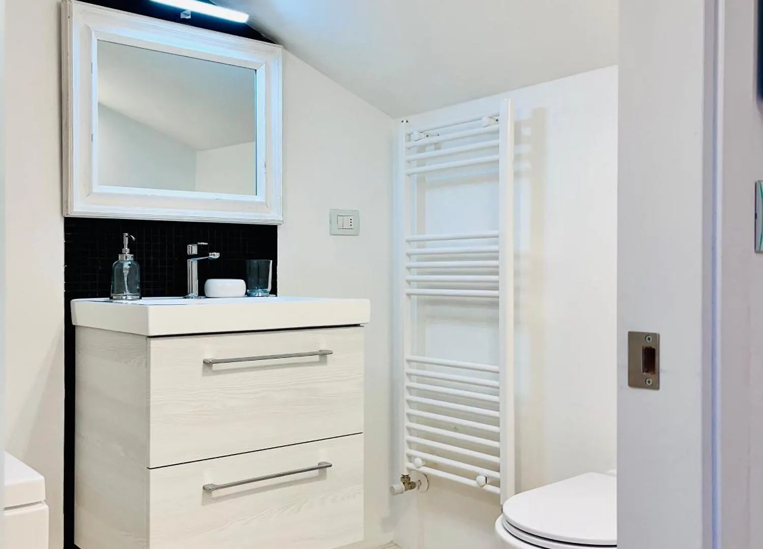 Riverside Loft Navigli - Spacious Two-Bedroom Apartment Milaan
