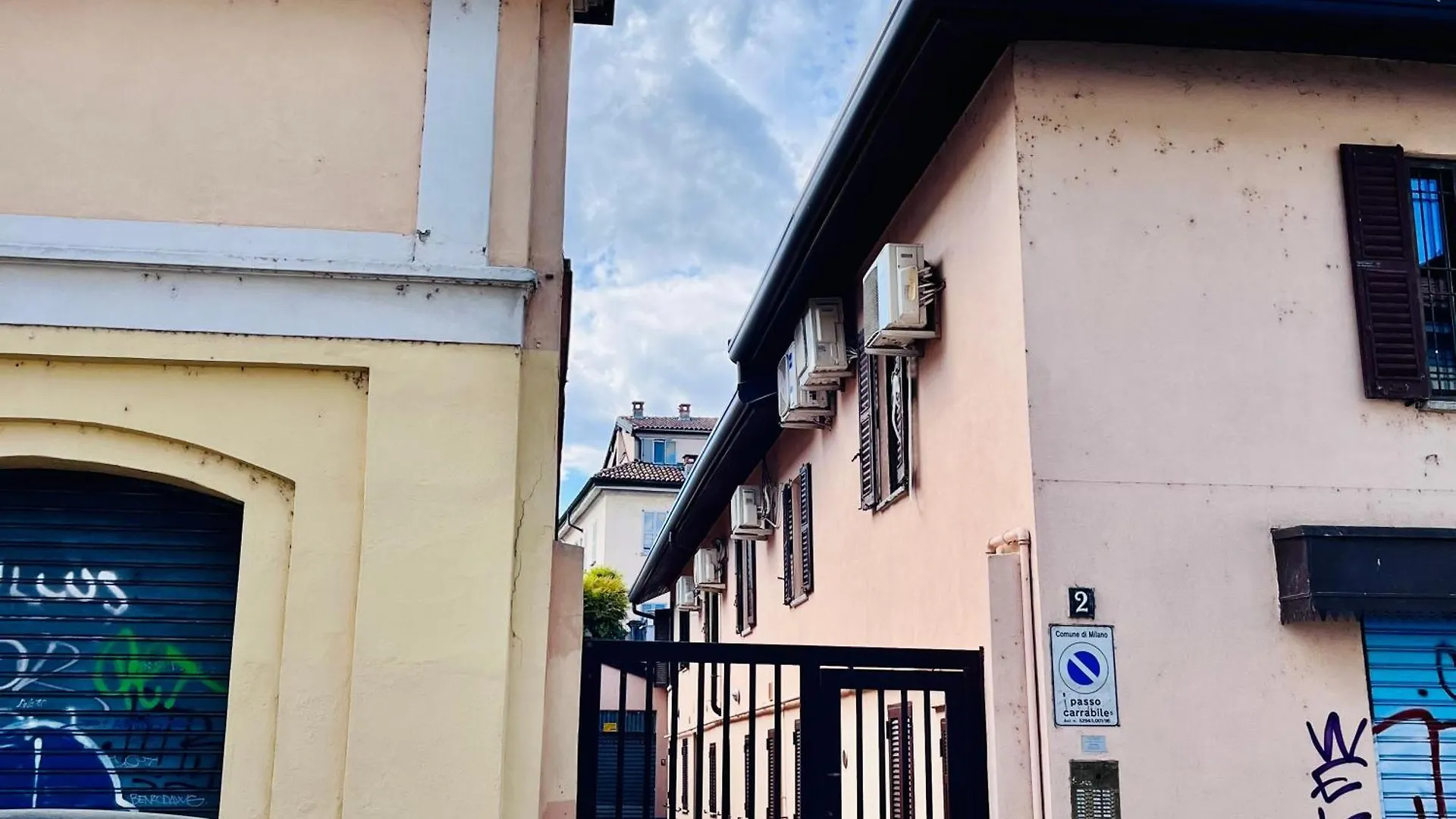 Riverside Loft Navigli - Spacious Two-Bedroom Apartment Milaan