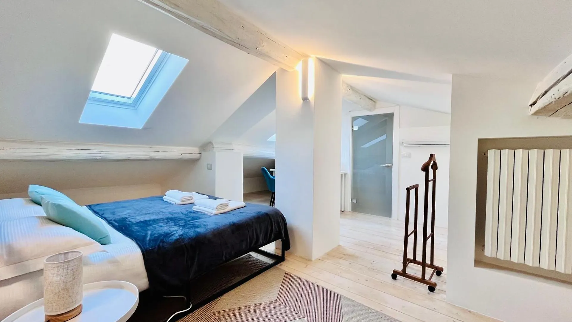 Riverside Loft Navigli - Spacious Two-Bedroom Apartment Milaan