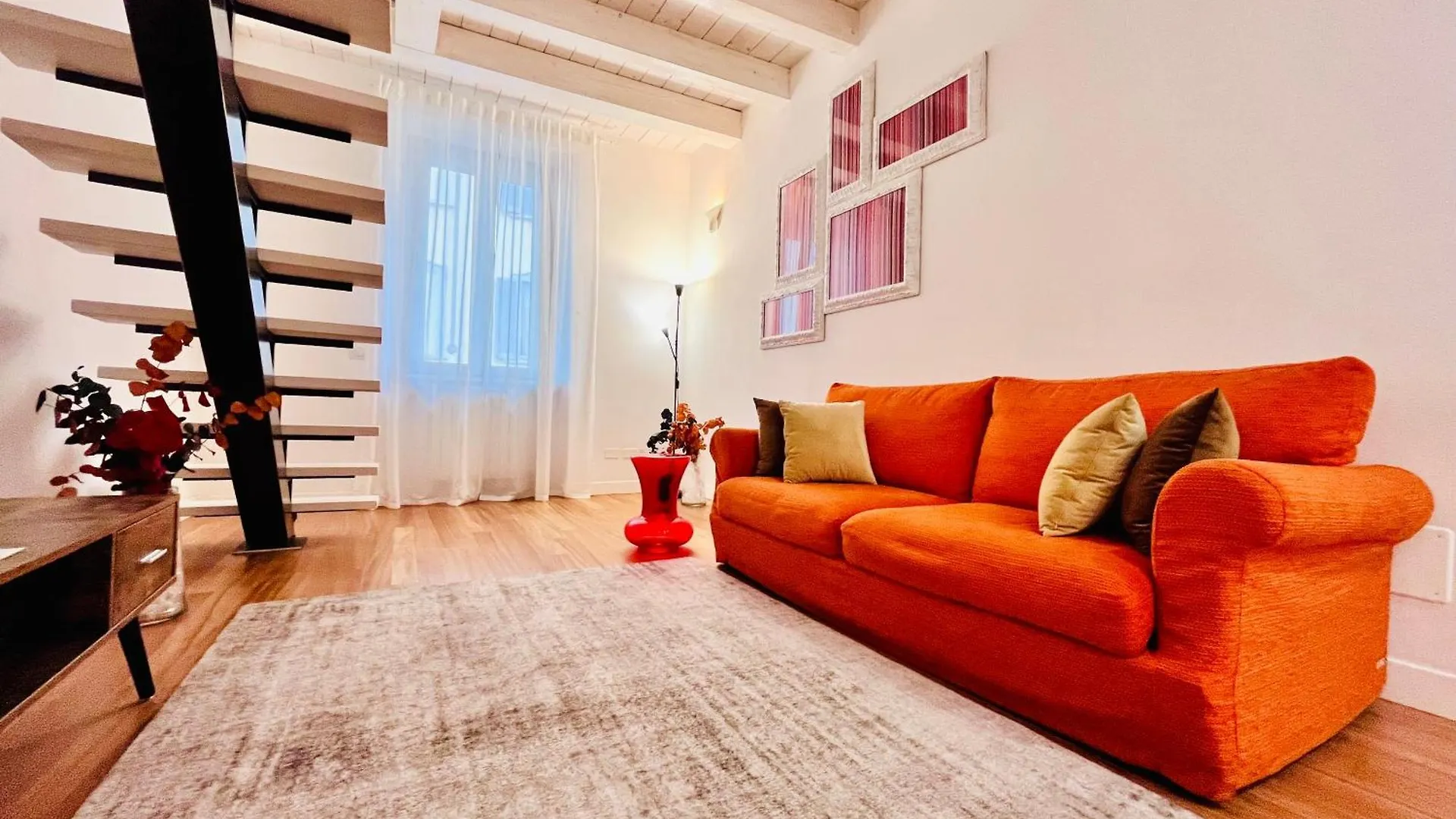 Riverside Loft Navigli - Spacious Two-Bedroom Apartment Milaan