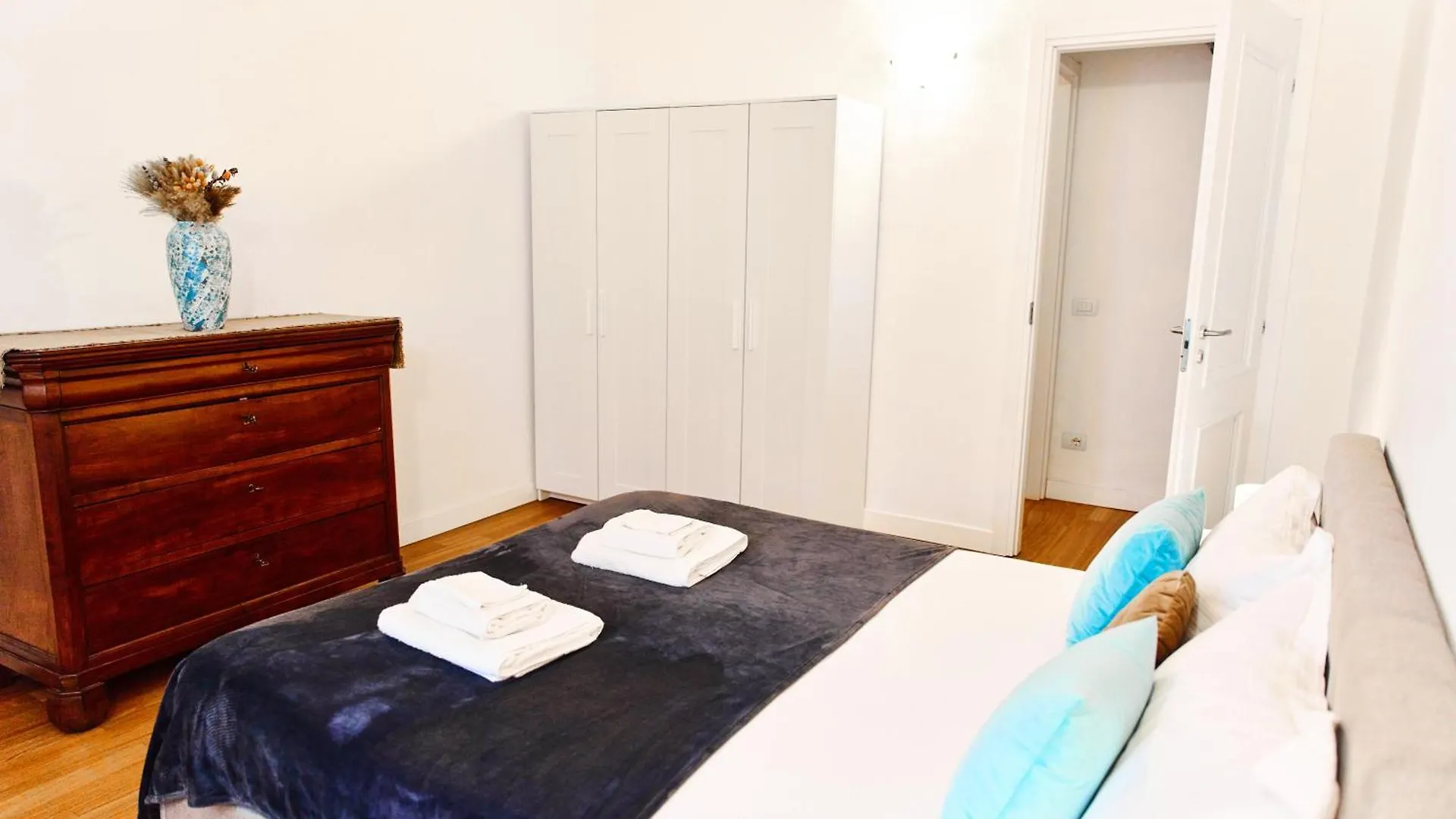 Riverside Loft Navigli - Spacious Two-Bedroom Apartment Milaan