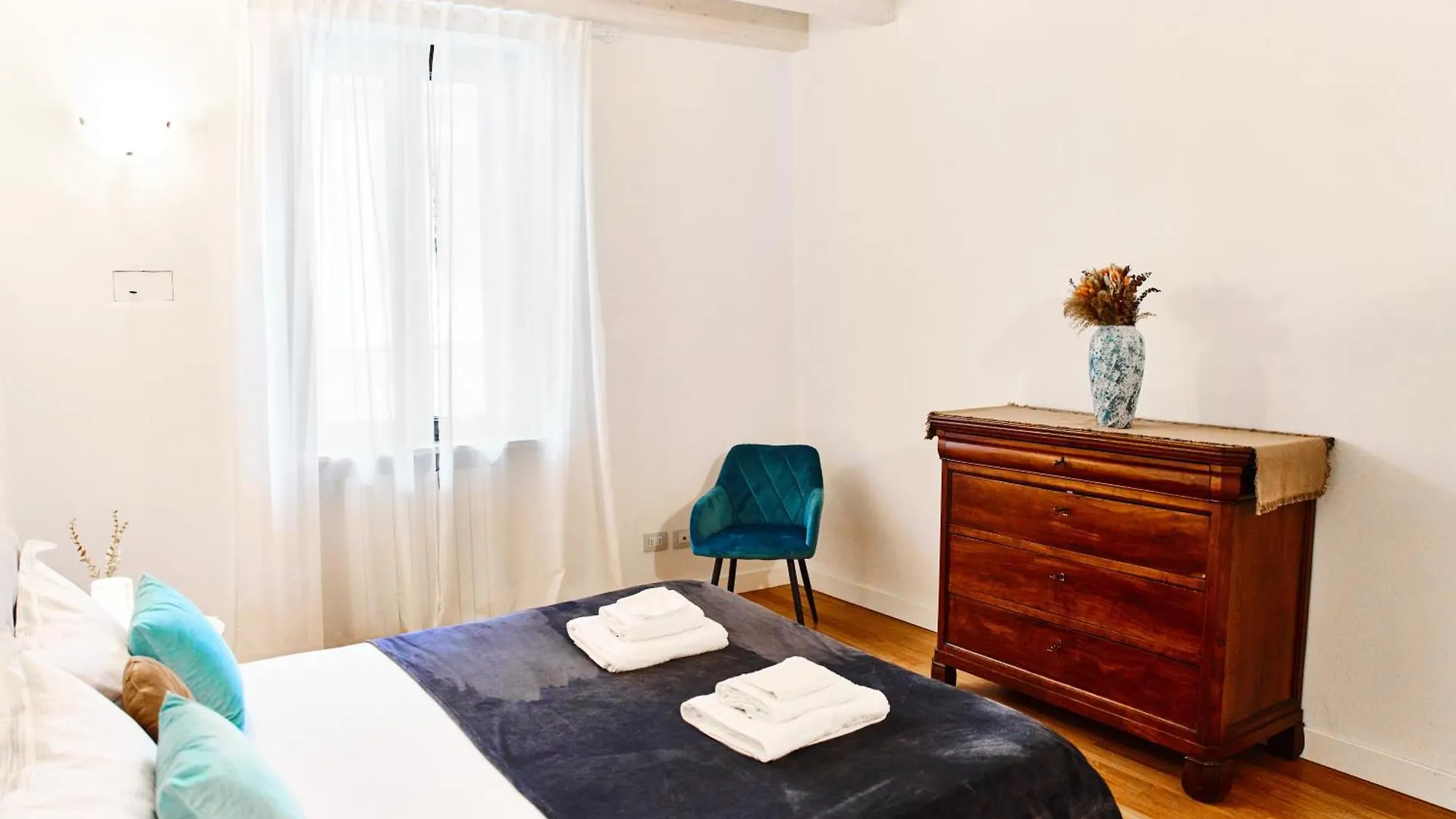 Riverside Loft Navigli - Spacious Two-Bedroom Apartment Milaan
