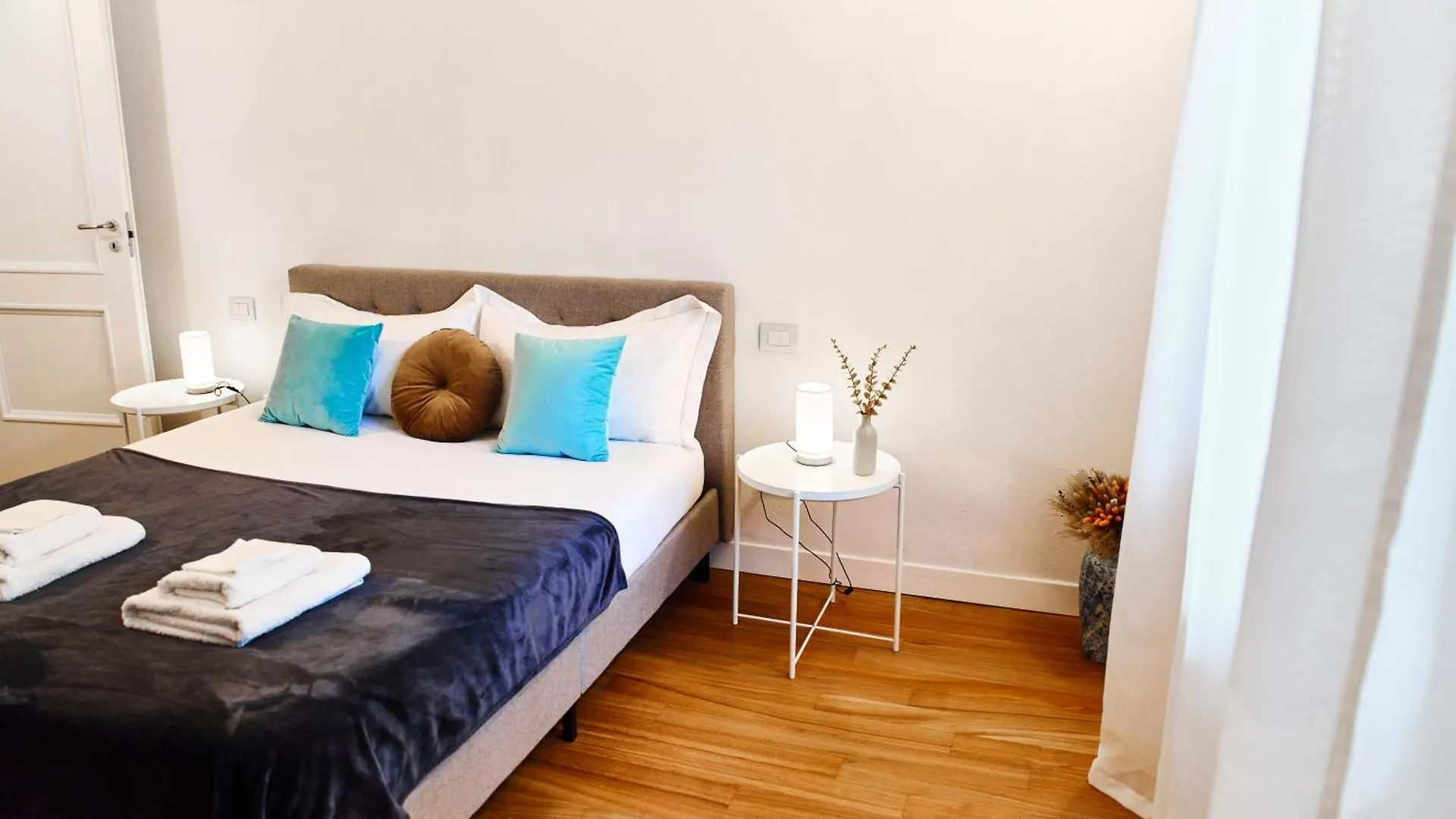 Riverside Loft Navigli - Spacious Two-Bedroom Apartment Milaan