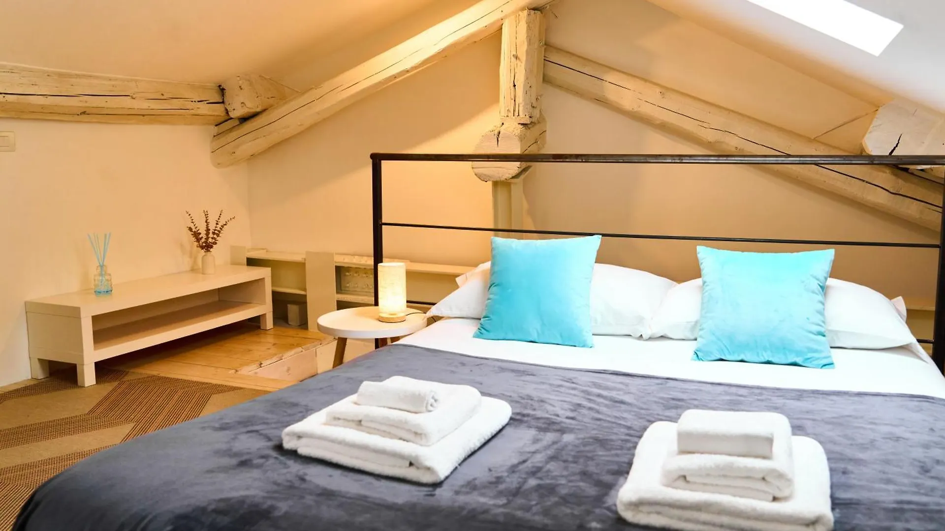 Riverside Loft Navigli - Spacious Two-Bedroom Apartment Milaan