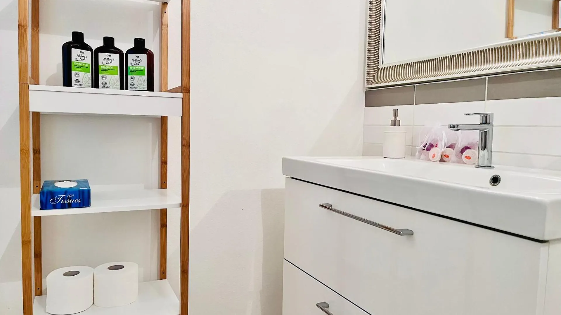 מילאנו Riverside Loft Navigli - Spacious Two-Bedroom Apartment