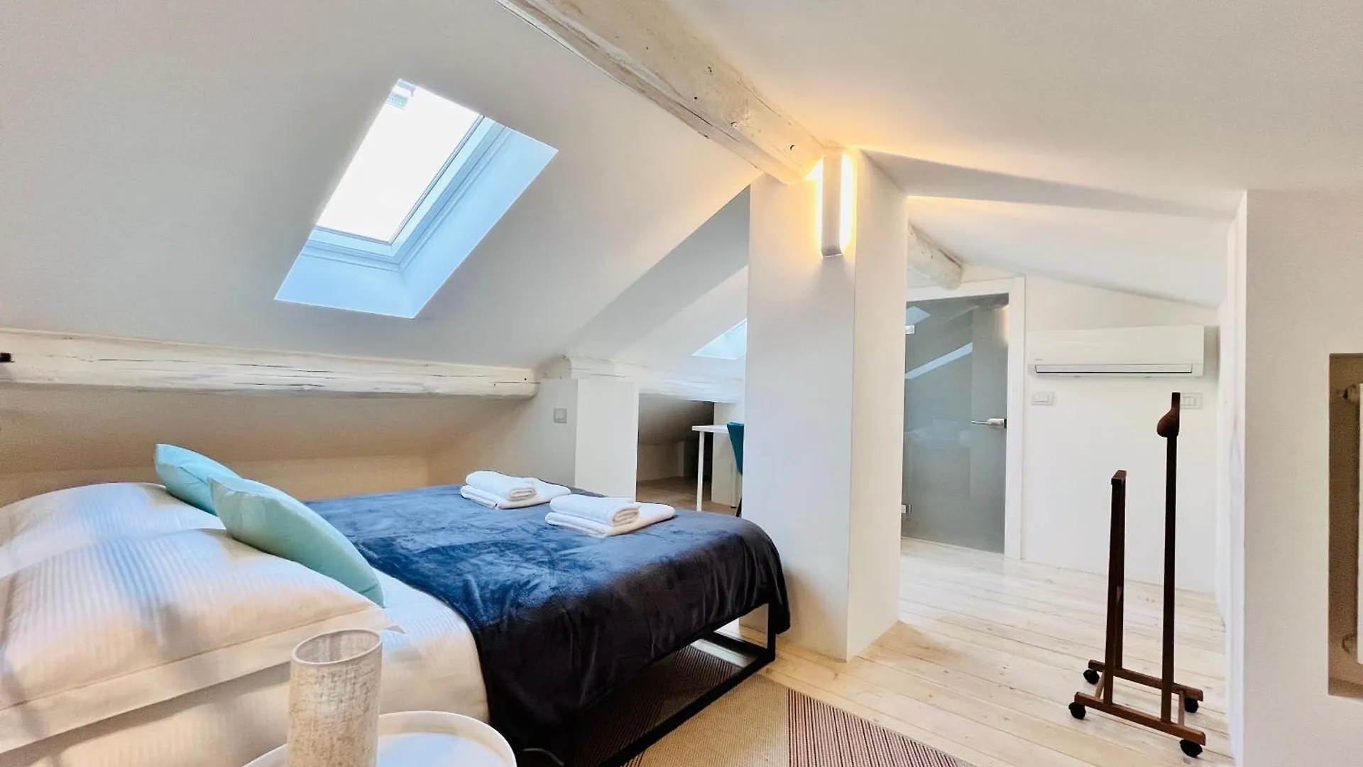 מילאנו Riverside Loft Navigli - Spacious Two-Bedroom Apartment איטליה