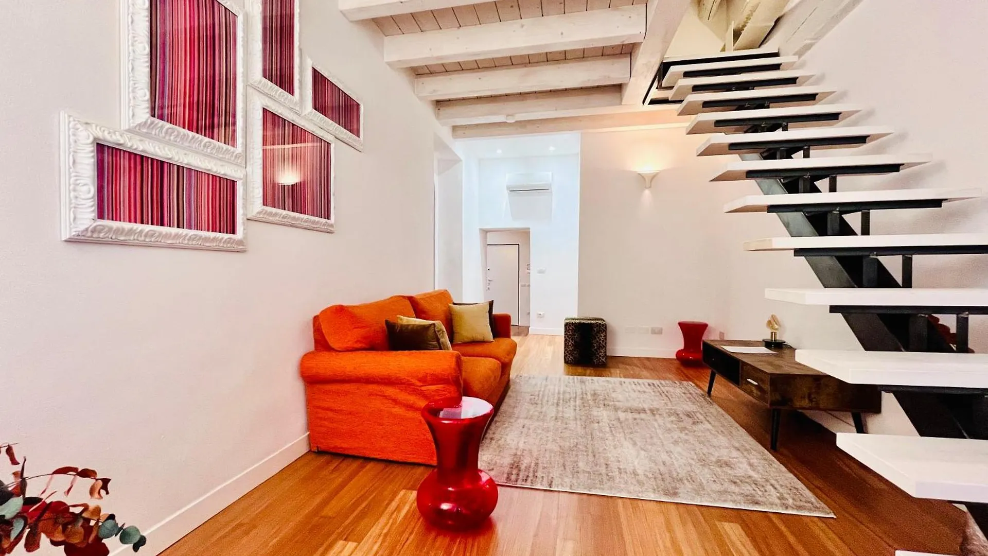 מילאנו Riverside Loft Navigli - Spacious Two-Bedroom Apartment איטליה