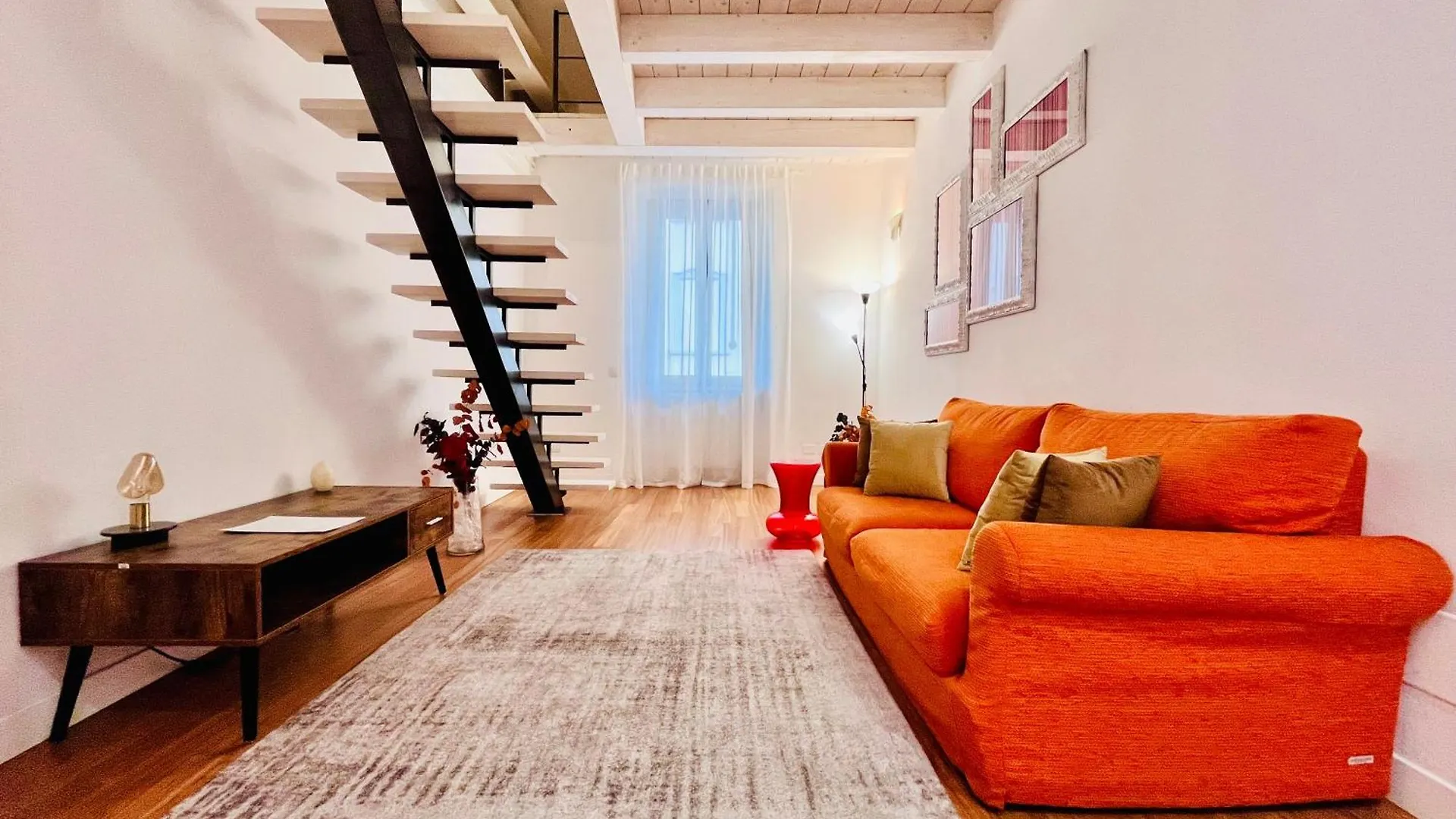 מילאנו Riverside Loft Navigli - Spacious Two-Bedroom Apartment איטליה