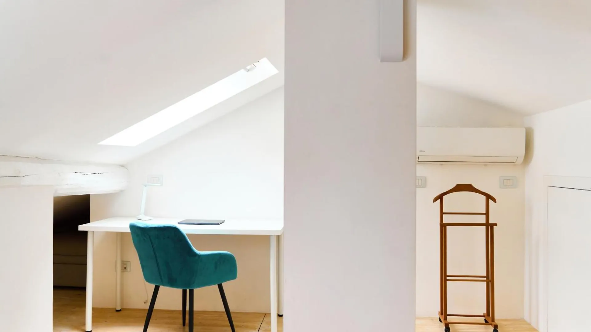 מילאנו Riverside Loft Navigli - Spacious Two-Bedroom Apartment